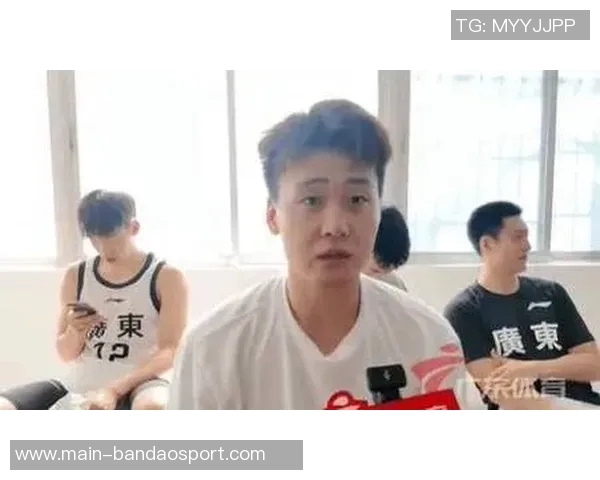 媒体人分享广东全运男篮探班照片赵睿身穿北京T恤与胡明轩崔永熙同框合影 媒体人分享广东全运男篮探班照片赵睿身穿北京T恤与胡明轩崔永熙同框合影