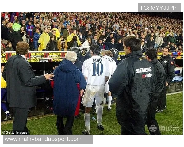 拉波尔塔回忆菲戈在巴萨的辉煌岁月强调生活必须向前看 拉波尔塔回忆菲戈在巴萨的辉煌岁月强调生活必须向前看