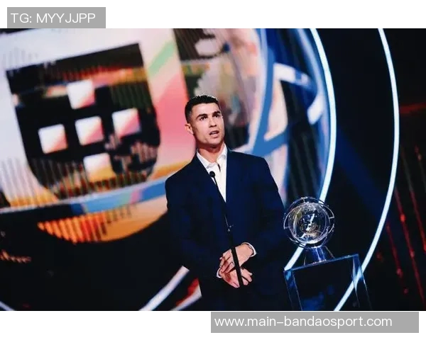 C罗荣获葡萄牙环球声望奖赞扬其辉煌职业生涯成就 C罗荣获葡萄牙环球声望奖赞扬其辉煌职业生涯成就