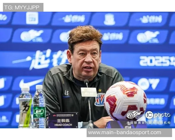 申花主帅斯卢茨基现场观战德约科维奇比赛享受偷闲时光 申花主帅斯卢茨基现场观战德约科维奇比赛享受偷闲时光