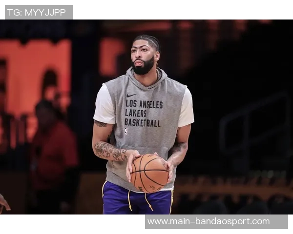 浓眉因双侧跟腱劳损在场边沉思队友们纷纷表现出担忧神情