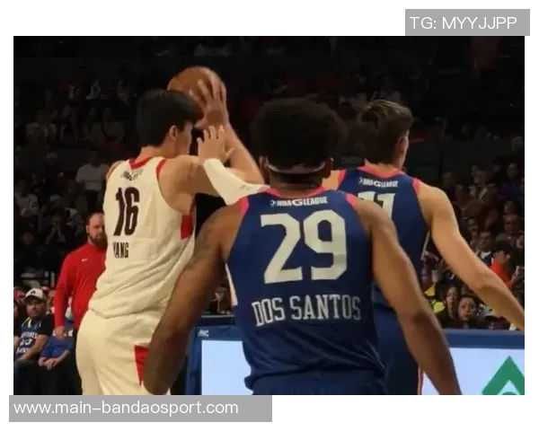 乌布雷半场表现惨淡5投全失仅获6篮板球队陷入困境